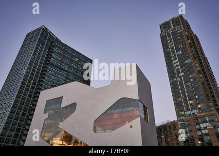 Die Queens Library unter Jägern zeigen von Steven Holl Architects Stockfoto