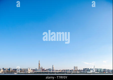 Belgien, Antwerpen - 15 Februar 2015: Stadtbild von Antwerpen ab Linkeroever gesehen Stockfoto