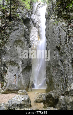 Der Wasserfall war einer der Lieblingsorte der Kaiserin Elisabeth von Österreich, die sich in der Nähe viele Sommer in Bad Ischl verbrachte Stockfoto