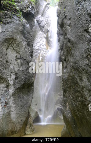 Der Wasserfall war einer der Lieblingsorte der Kaiserin Elisabeth von Österreich, die sich in der Nähe viele Sommer in Bad Ischl verbrachte Stockfoto