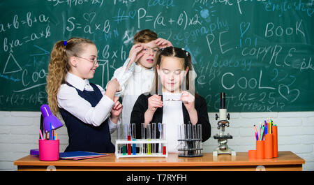 Glückliche Kinder Freundschaft. Teamarbeit. Studenten, Experimente mit Mikroskop im Labor. Biologie. Kleine Kinder lernen in der Schule Chemie Labor. Wo kleine Dinge viel bedeuten. Stockfoto