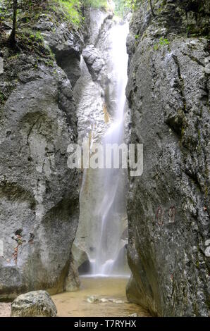 Der Wasserfall war einer der Lieblingsorte der Kaiserin Elisabeth von Österreich, die sich in der Nähe viele Sommer in Bad Ischl verbrachte Stockfoto