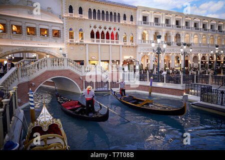 Las Vegas, Paradise, Nevada USA, Gondelfahrten im Venetian Casino und Shopping Mall Stockfoto