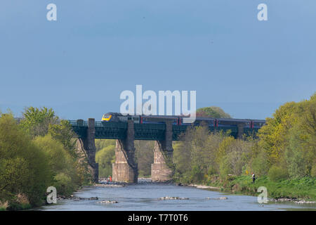 Ein scotrail 'Inter 7 Stadt' HST (High Speed Train) auf der Eisenbahnbrücke über den Fluss North Esk an Marykirk Stockfoto