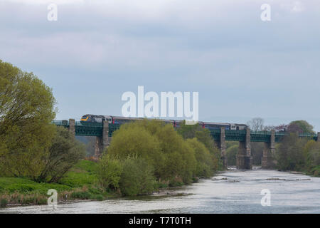 Ein scotrail 'Inter 7 Stadt' HST (High Speed Train) auf der Eisenbahnbrücke über den Fluss North Esk an Marykirk Stockfoto