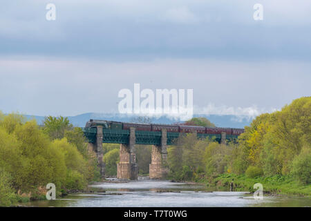 Die Aberdeen Flyer, der LNER-Klasse A4 "Union von Südafrika" geschleppt, überquert den Fluss North Esk auf der Marykirk Viadukt, wie es nach Süden zurück Stockfoto