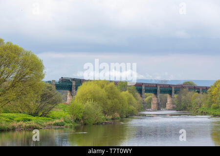 Die Aberdeen Flyer, der LNER-Klasse A4 "Union von Südafrika" geschleppt, überquert den Fluss North Esk auf der Marykirk Viadukt, wie es nach Süden zurück Stockfoto