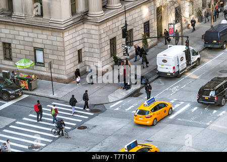 New York City, USA, 6. April 2018: Luftaufnahme der Städtischen 6 Avenue Road Street in New York Herald Square in Midtown mit Fußgängern zu Fuß überqueren der Straße ein Stockfoto