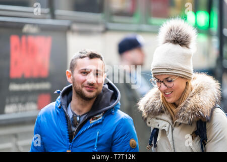 New York City, USA, 6. April 2018: Herald Square in Midtown Manhattan NYC 6. Avenue Straße Gehweg mit glückliches Paar Leute Fußgänger candid Wandern o Stockfoto