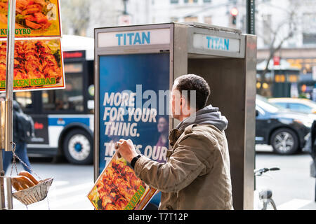 New York City, USA, 6. April 2018: in Midtown Manhattan NYC Herald Square Leute von gyro Fast Food und Phone Booth Stockfoto