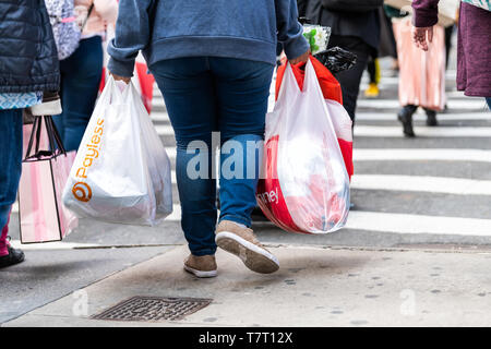 New York City, USA, 6. April 2018: Manhattan NYC Bürgersteig in Midtown an der 6th Avenue Road und Nahaufnahme von Menschen zu Fuß Frau, die payless und JCPe Stockfoto