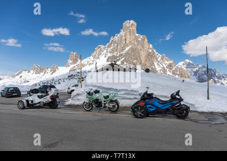 Motorräder am Giau, Dolomiten, Italien geparkt. La Gusela Berg im Hintergrund Stockfoto