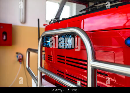 An der Vorderseite des Fahrzeugs eines alten polnischen Löschfahrzeug mit Sichtbare blaue Lichtsignale und verchromten Grill. Stockfoto