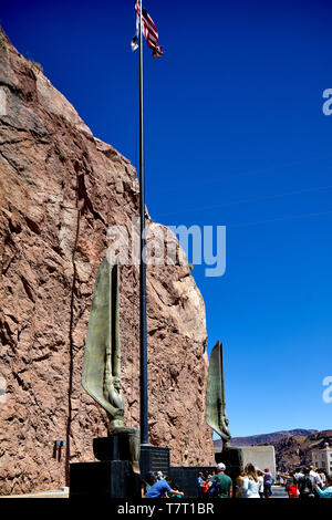 Boulder City Hoover Dam Colorado River, an der Grenze zwischen den US-Bundesstaaten Nevada und Arizona Memorial hoch Adler der Geflügelte Figuren der Rep Stockfoto