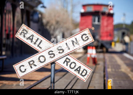 Historische Route 66 Stadt Williams, William Despot Bahnübergang Zeichen Teil der Grand Canyon Railway Stockfoto