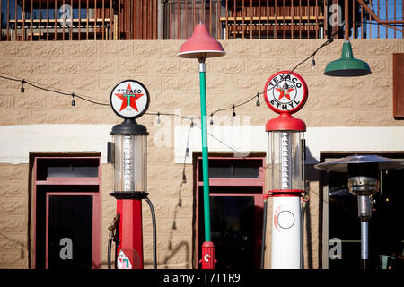 Historische Route 66 in Williams, Arizona. Station 66 italienischen Bistro mit Vintage gas Texaco Pumpen in den Gärten Stockfoto