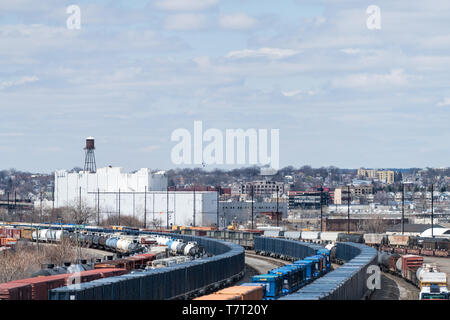 New Jersey, USA - April 8, 2018: Industrielle kommerzielle train Depot mit Eisenbahn, Autos und Zisterne storehouse und Lager mit Skyline Stadtbild vie Stockfoto