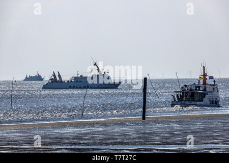 Fähre im Wattenmeer, vor der Nordseeinsel Juist, Ostfriesland, Niedersachsen, Deutschland, Stockfoto