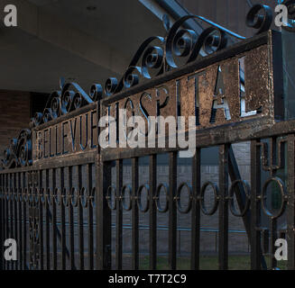 Eingangstor, Bellevue Hospital, New York City, New York, USA Stockfoto