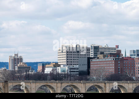 Harrisburg, USA - April 8, 2018: Skyline Skyline in Pennsylvania Hauptstadt Blick von der Autobahn Straße an bewölkten Tag über Susquehanna Stockfoto