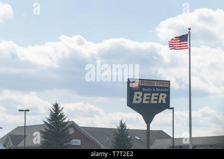 Carroll County, USA - April 8, 2018: Getränke Express Store auf der Interstate Highway 15 Verkauf von Soda, Snacks und Bier in Pennsylvania mit amerikanischen fla Stockfoto