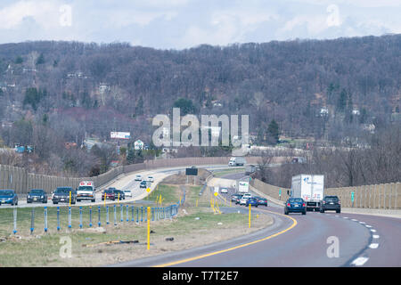 Obere Saucon County, USA - April 8, 2018: Interstate Autobahn Straße 78 mit Pkw, Lkw Verkehr auf Route in Pennsylvania Stockfoto