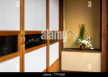 Traditionelle japanische Haus oder Ryokan mit Shoji Schiebetüren Papier Türen und Ikebana Dekoration Stockfoto