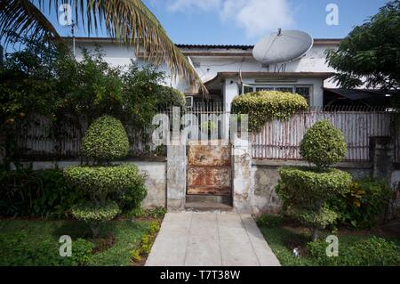 Ein ausgefranstes portugiesischen Kolonialstil Haus in der Avenida Mao Tse Tung, Maputo, Mosambik Stockfoto
