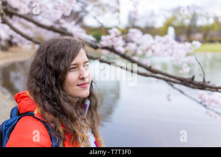 Tokio, Japan Yoyogi Park mit jungen Touristen stehende Frau am Kirschblüte in Downtown an bewölkten Tag am See Stockfoto