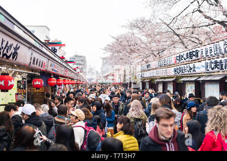 Tokyo, Japan - 30. März 2019: Asakusa mit roten Architektur Laternen und Masse der Leute auf die Einkaufsstraße Nakamise durch Sensoji-tempel Schrein Stockfoto