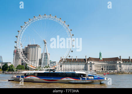 London, UK - 25. Juni 2018: Die Stadt an der Themse Fluss mit Scherer Fähre von London Eye, Rathaus am Victoria Embankment im sonnigen Sommer Stockfoto