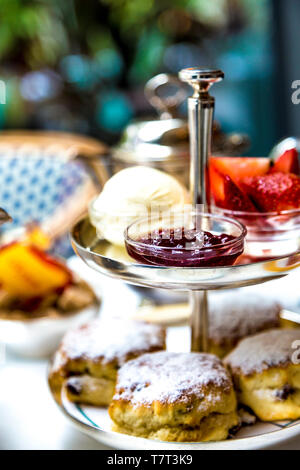 Scones, Marmelade und Clotted Cream auf einer mehrstufigen Fach, Tee am Nachmittag im Ivy im Park in Canary Wharf, London, Großbritannien Stockfoto