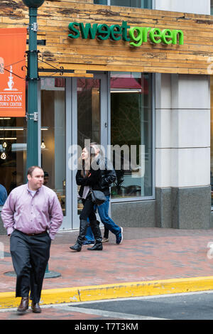 Reston, USA - 11. April 2018: Sweetgreen schnell Zwangloses Restaurant im Stadtzentrum mit Menschen zu Fuß auf dem Bürgersteig in der Mittagspause Stockfoto