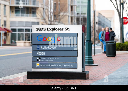 Reston, USA - 11. April 2018: Zentrum gebäude architektur Bürgersteig Straße Straße während Tag mit Informationen anmelden Northern Virginia für Google Stockfoto