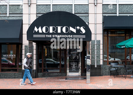 Reston, USA - 11. April 2018: Zentrum gebäude architektur Bürgersteig Straße Straße während der Tag in Northern Virginia mit Morton's Steakhouse Wäs Stockfoto