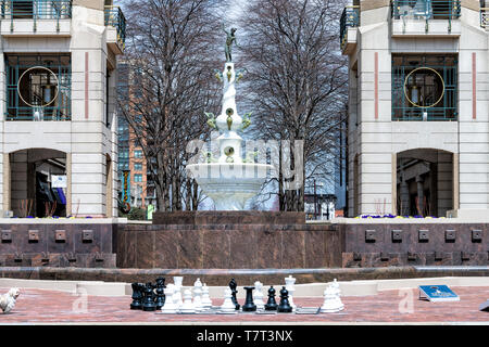 Reston, USA - 11. April 2018: Zentrum gebäude architektur Bürgersteig Straße Straße während der Tag in Northern Virginia mit Springbrunnen Stockfoto