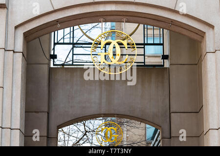 Reston, USA - 11. April 2018: Zentrum gebäude architektur Bürgersteig Straße Straße während der Tag in Northern Virginia mit Williams Sonoma Grande Cuisi Stockfoto