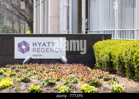 Reston, USA - 11. April 2018: Hyatt Regency Hotel anmelden, indem Zentrum Gebäude Eingang Architektur während der Tag in Northern Virginia Stockfoto