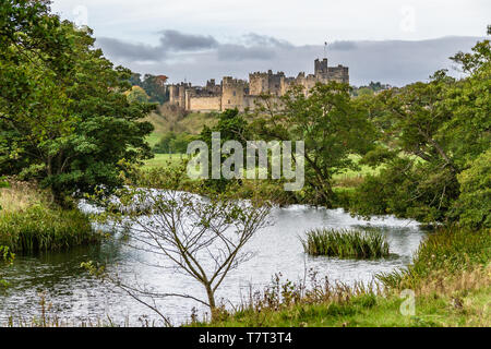 Alnwick Castle aus über den Fluss Aln im Spätsommer. Alnwick, Northumberland, Großbritannien. Oktober 2018. Stockfoto