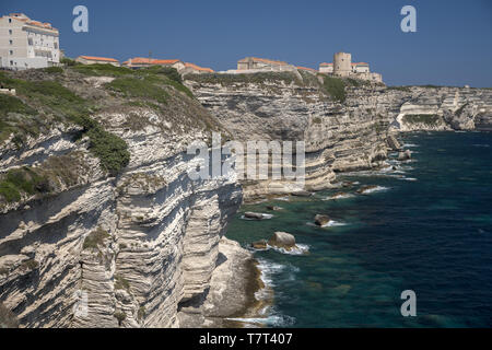 Klippen in der Nähe von Bonifacio auf Korsika. Klippen nahe Bonifacio auf Korsika. Klify w pobliżu Bonifacio na Korsyce. Stockfoto