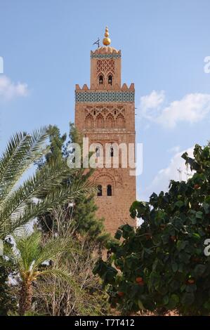 Marrakesch, Marokko - 28 MAR 2019 - Blick auf die Koutoubia Moschee (Kutubiyya oder Jami' al-Kutubiyah Moschee) die größte Moschee in Marrakesch, Marokko, i Stockfoto