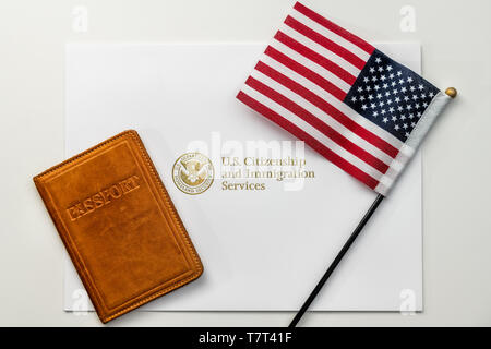 Fairfax, USA - 11. April 2018: US-Außenministerium Umschlag für US-amerikanischen Pass auf Tabelle mit Flagge und Passport case Cover oben flach Illustra Stockfoto