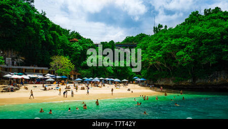 Touristen am Strand von Padang Padang entspannen Sie sich in dem Film "essen beten Liebe' in Bali, Badung. Stockfoto