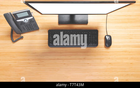 Top Aussicht auf den PC-Desktop mit Maus, Tastatur und Telefon am Schreibtisch aus Holz Stockfoto