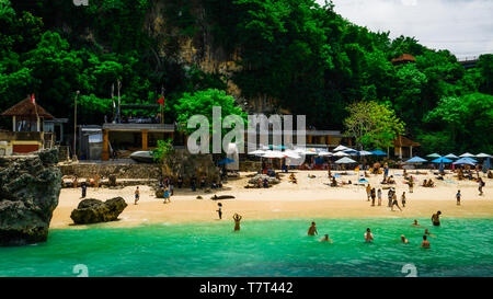 Touristen am Strand von Padang Padang entspannen Sie sich in dem Film "essen beten Liebe' in Bali, Badung. Stockfoto