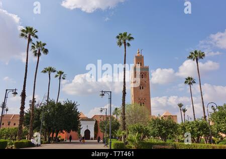 Marrakesch, Marokko - 28 MAR 2019 - Blick auf die Koutoubia Moschee (Kutubiyya oder Jami' al-Kutubiyah Moschee) die größte Moschee in Marrakesch, Marokko, i Stockfoto