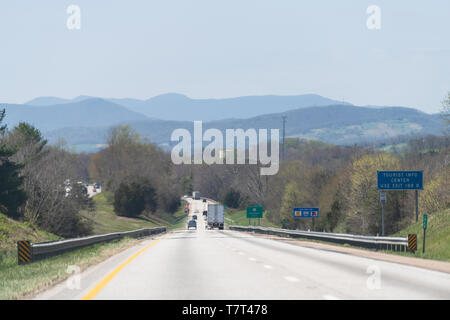 Fairfield, USA - 18. April 2018: blaue Schild auf der Interstate Autobahn Straße 64 West in Virginia zu Tourist Information Centre mit Verkehr Autos, Lkw Stockfoto