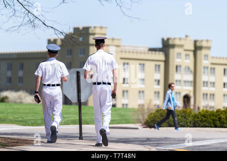 Lexington, USA - 18. April 2018: Männer, männliche Kadetten Schüler in weißen Uniformen mit Telefonen zu Fuß am Virginia Military Institute Main Campus Gelände in Stockfoto