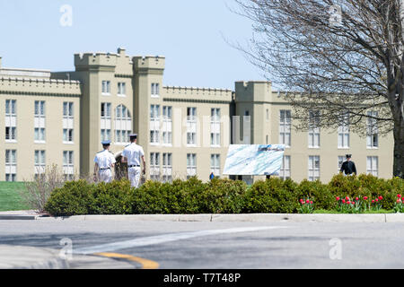 Lexington, USA - 18. April 2018: Männer, männliche Kadetten Schüler in weißen Uniformen zu Fuß am Virginia Military Institute Main Campus Gelände vor Cl Stockfoto