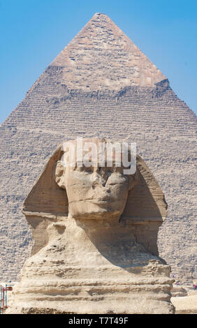 Pyramide von Pharao Khafra steigt hinter der Großen Sphinx in Gizeh, Ägypten. Beide sind vermutlich um 2500 v. Chr. erstellt worden zu sein. Stockfoto